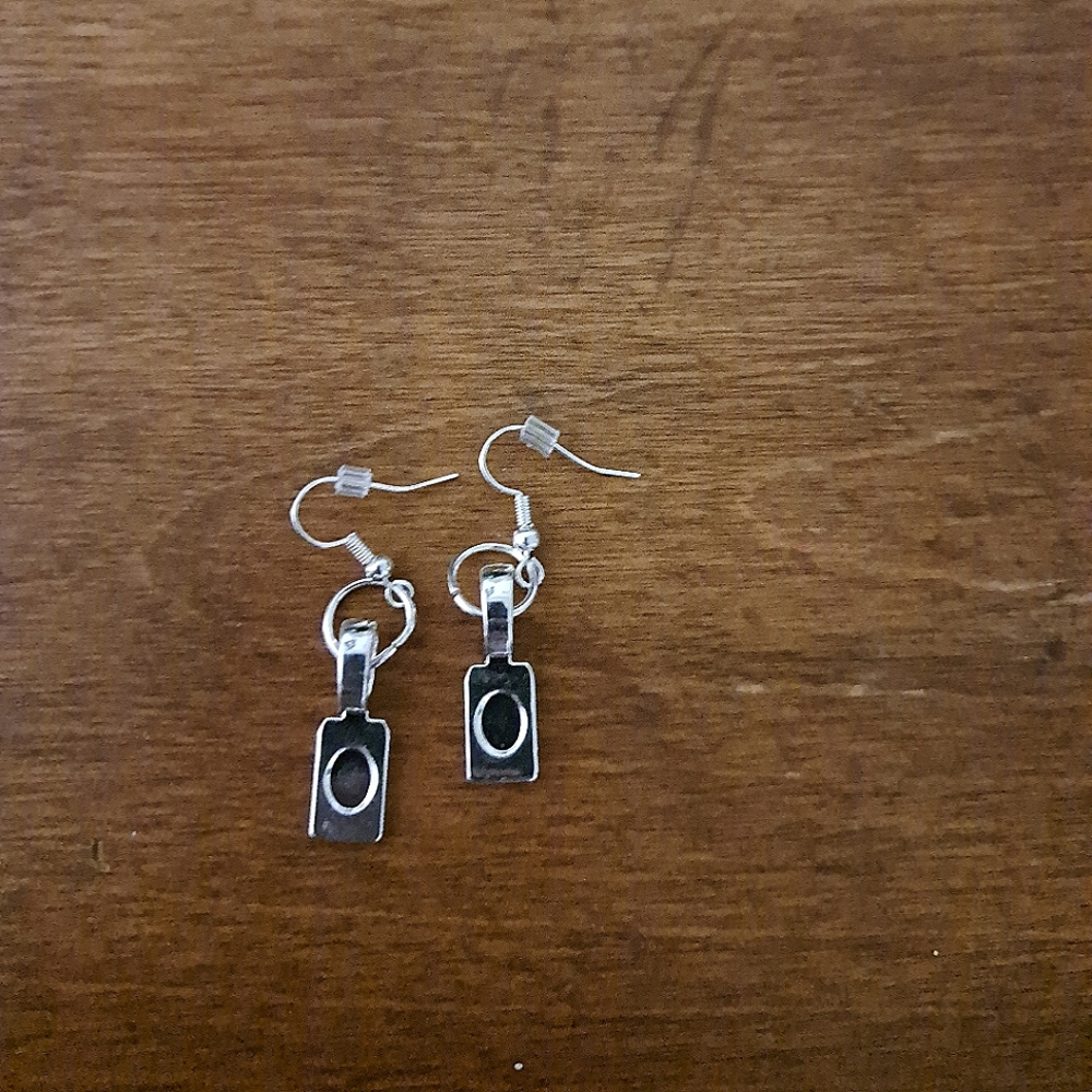 Necklace, earrings and anklet or bracelet witch ever u prefer.